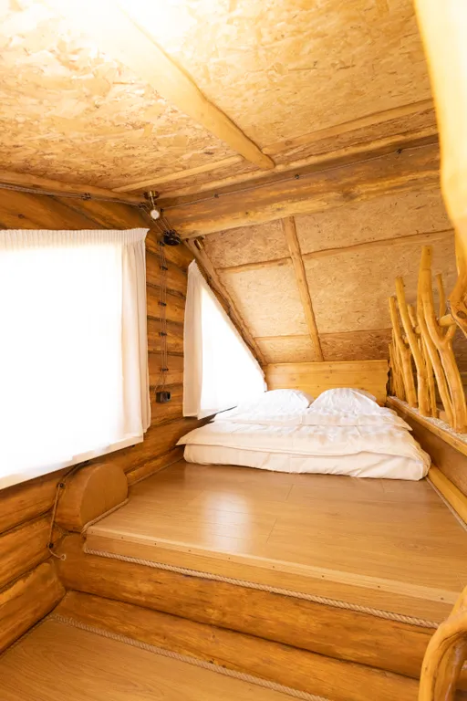 Бревенчатая изба с уникальной отделкой