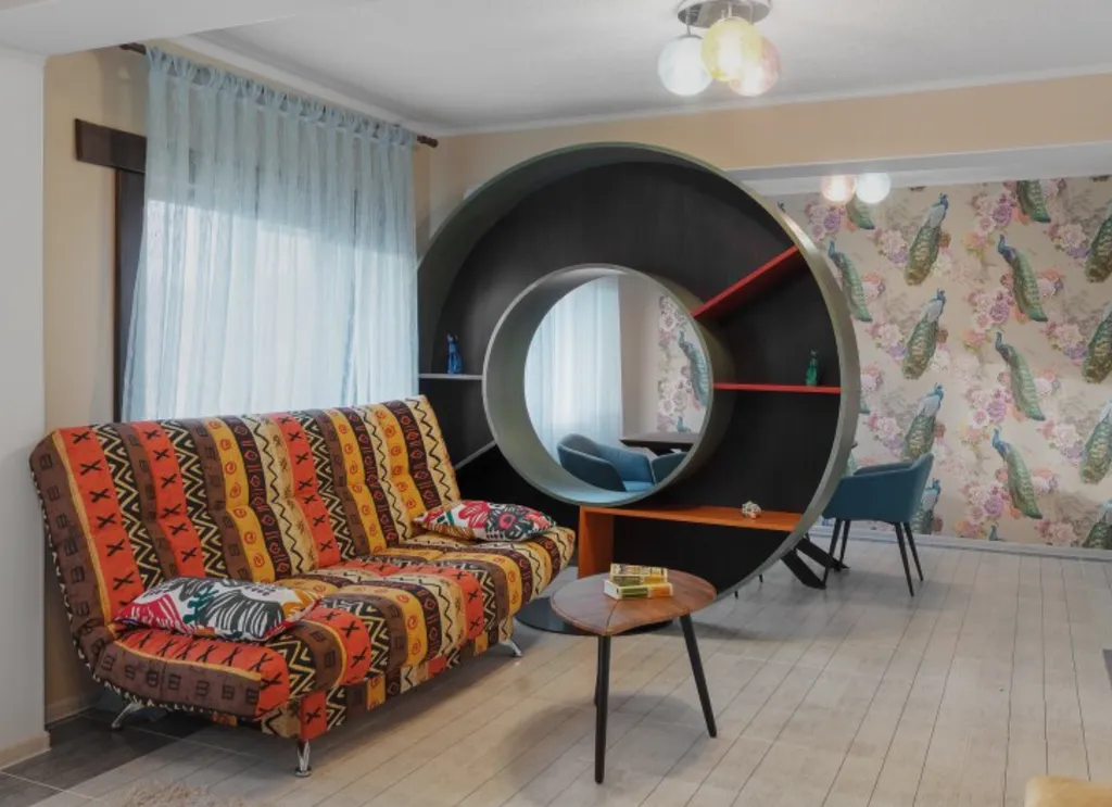 Домик с павлинами