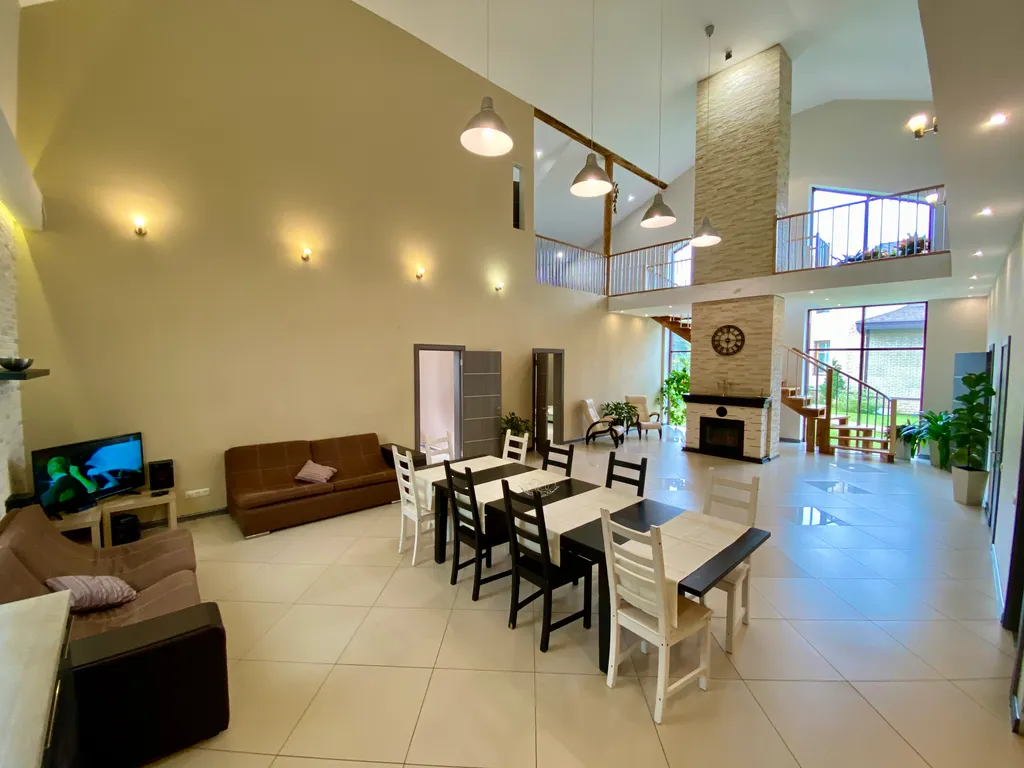 Стильный коттедж с панорамным остеклением у озера