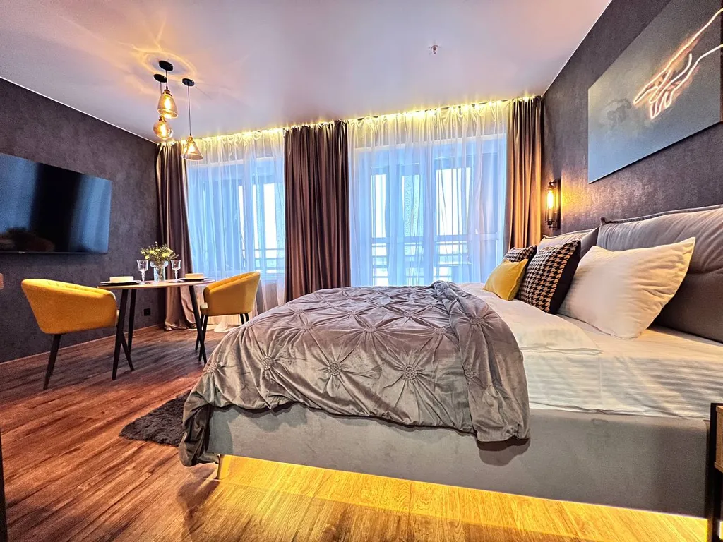 Уникальная cтудия с мини-бассейном на двоиx