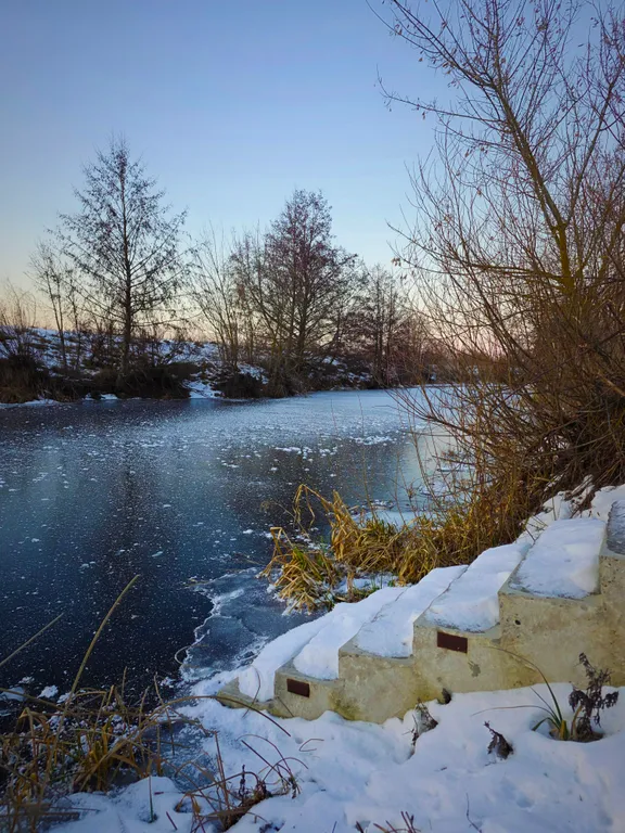 Дом на берегу реки