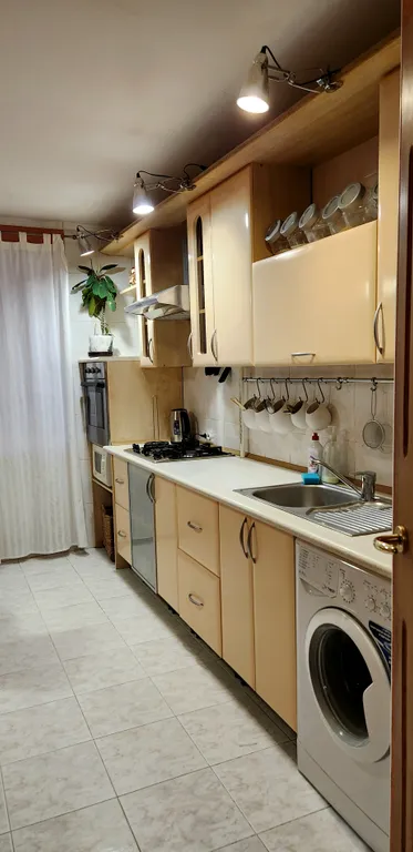 Просторная двухкомнатная квартира в районе с развитой инфраструктурой.