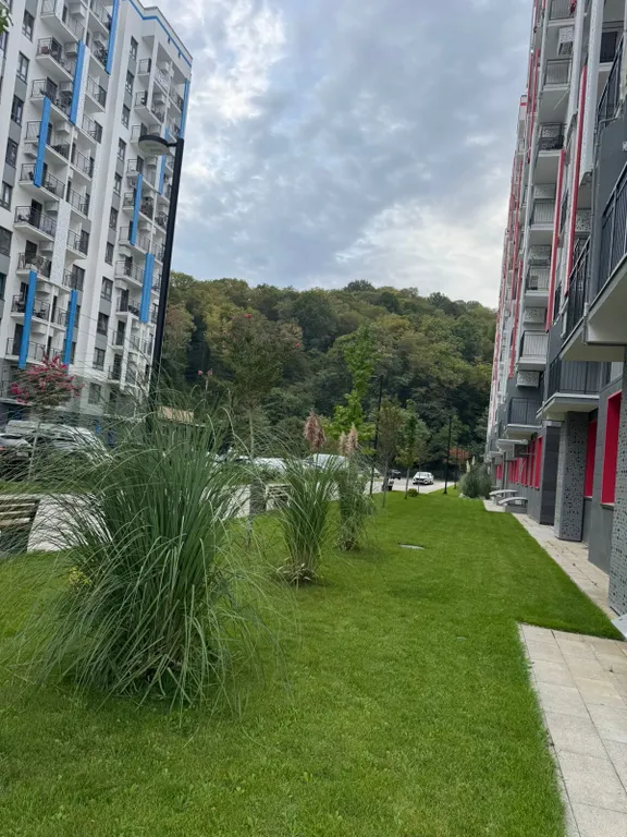 Уютная новая квартира с дизайнерским ремонтом с изолированной спальней