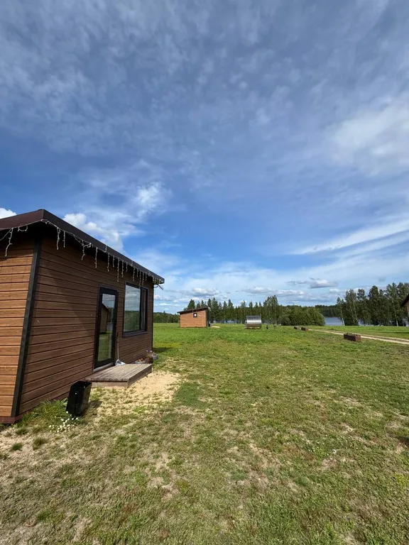 Домик в живописном месте на берегу