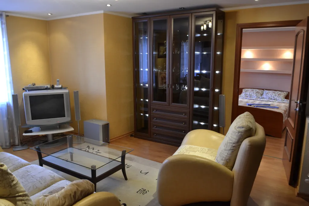 Студийного плана двухкомнатная квартира в доме над рестораном Тундра