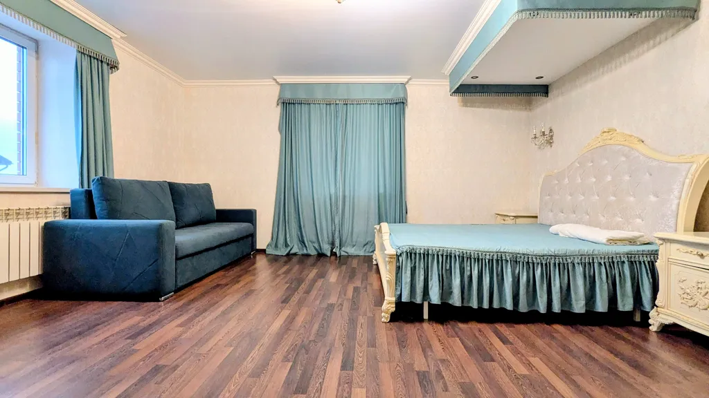 Дом с большой и крытой беседкой и с сауной