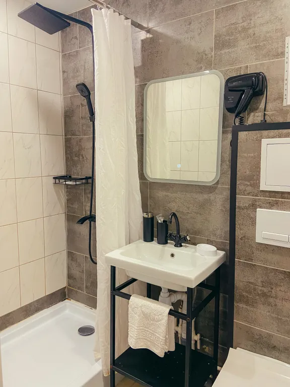 Двухместная студия с видом на горы и двумя отдельными кроватями.