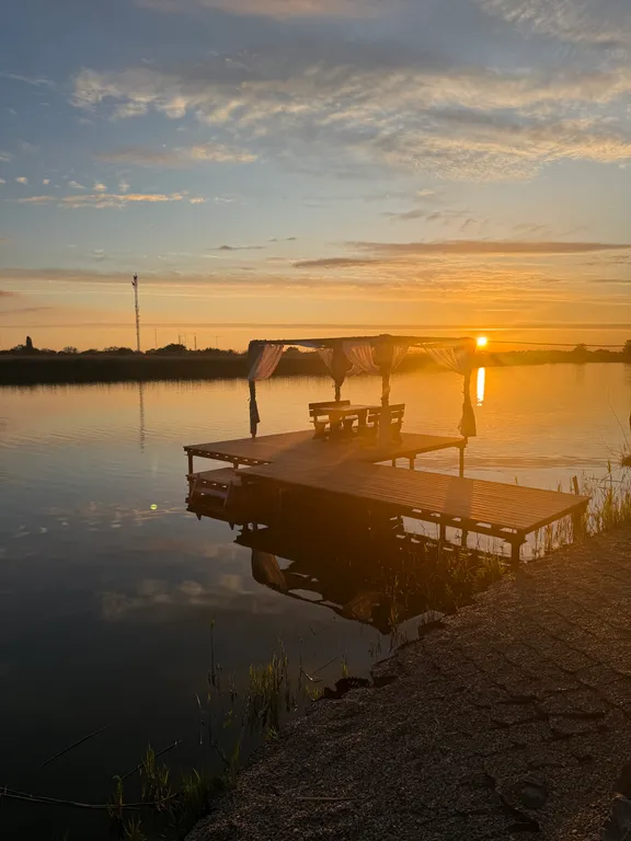 Дом на берегу реки