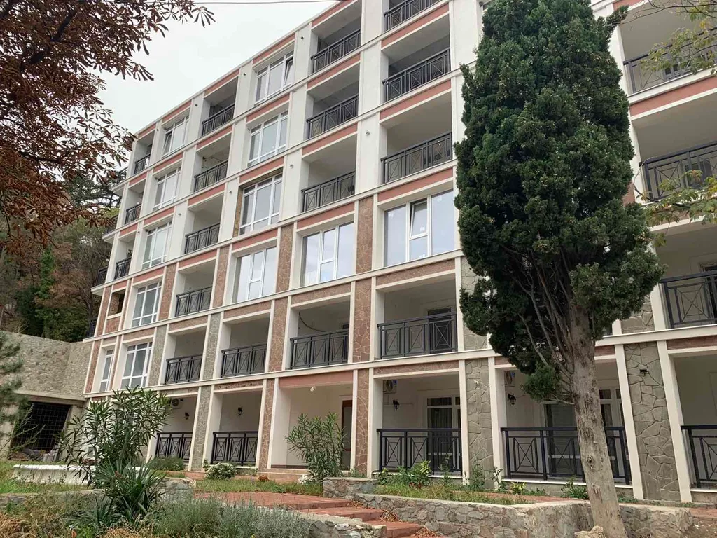 Студия с видом на море диваном и балконом