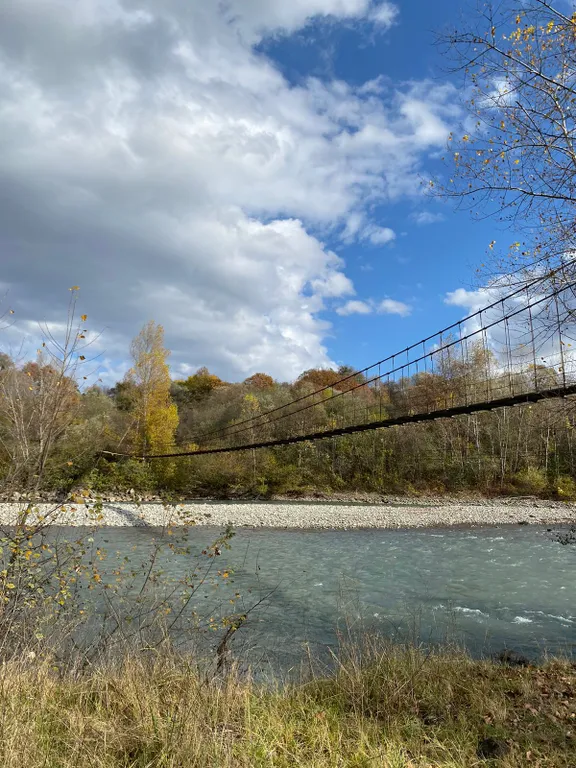 Дом у горной реки