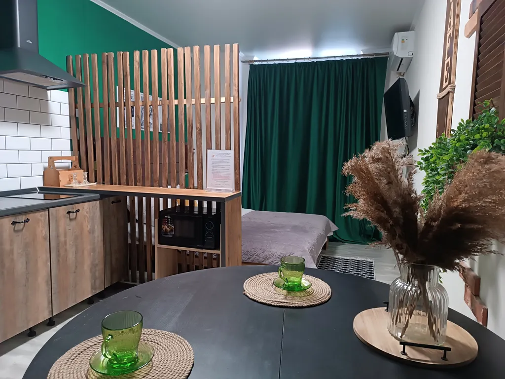 Великолепная студия с интересным дизайном в стиле французского кафе