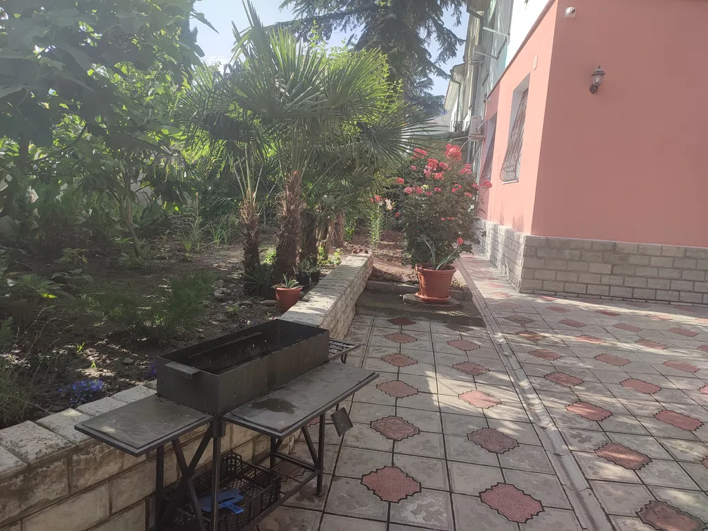 Уютная квартира со своим двориком и стоянкой