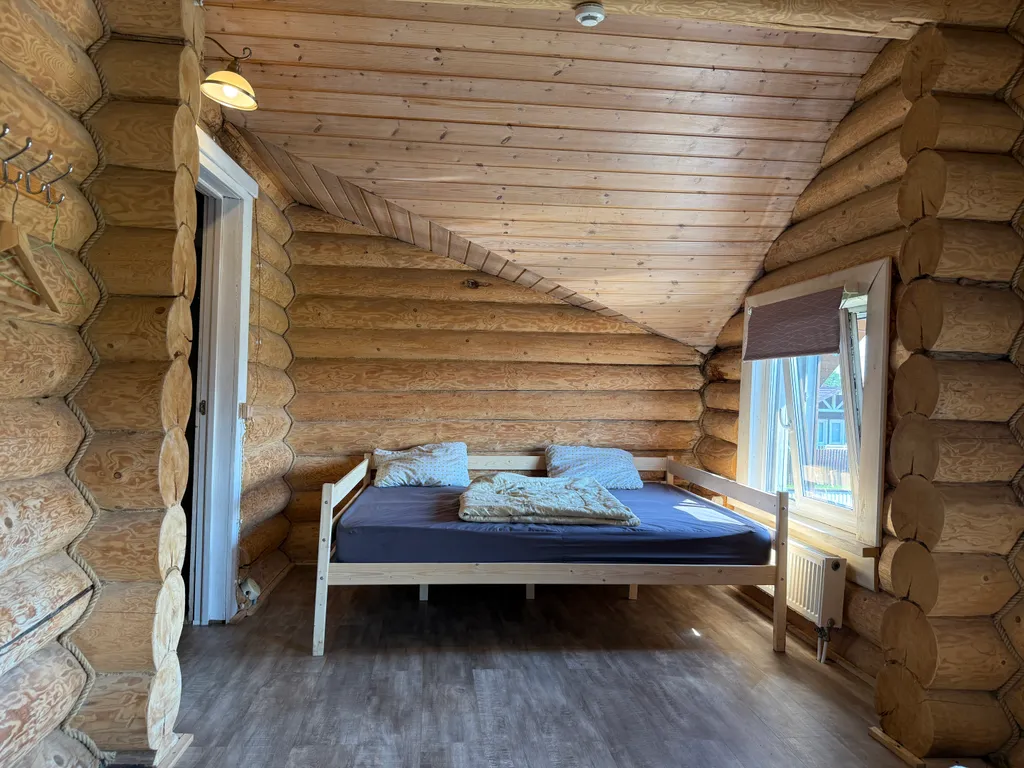 Бревенчатый коттедж с баней и бассейном