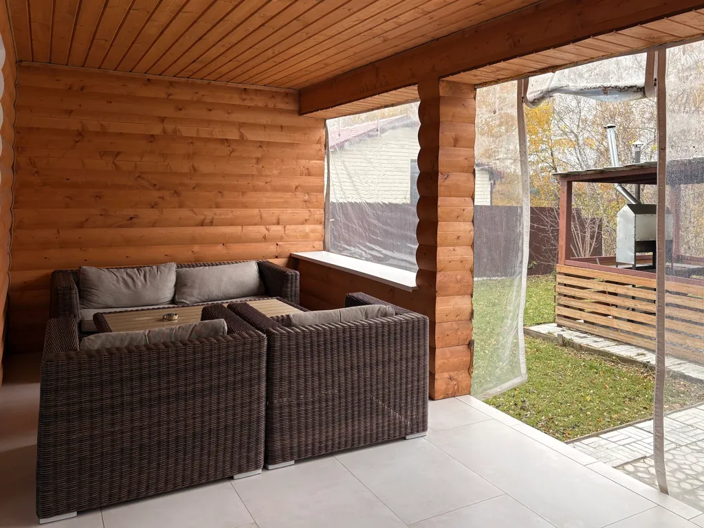 Дом с сауной и тёплым бассейном у пруда