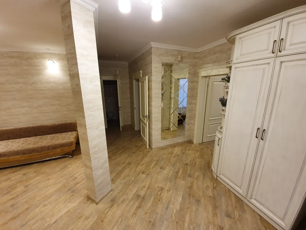 Стильный трехкомнатный дом с отдельной террасой