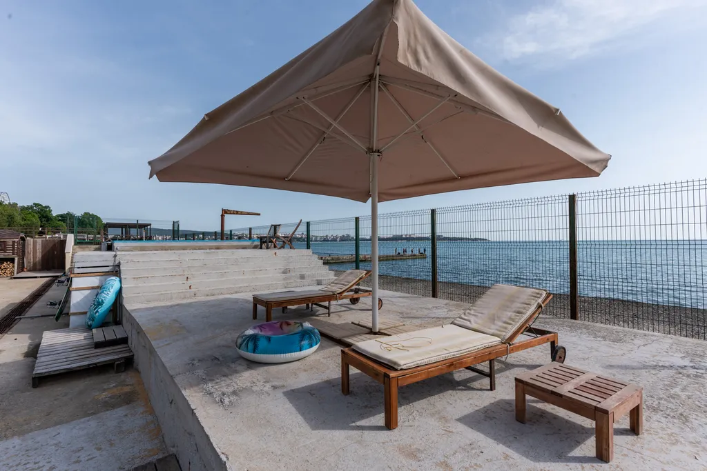 Эллинг на берегу моря