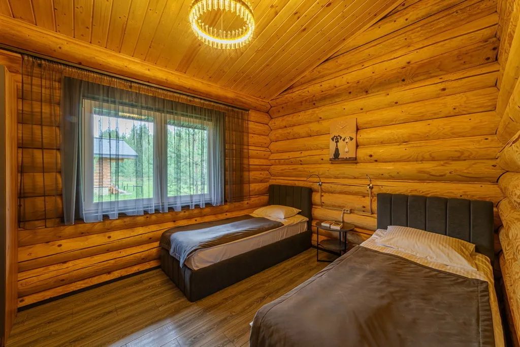 Уютный дом на берегу большого озера