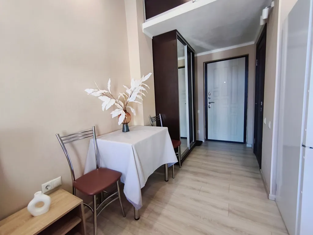 Стильная студия с балконом и  панорамным видом на горы