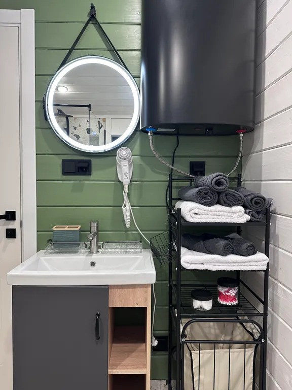 Дом в облаках у леса