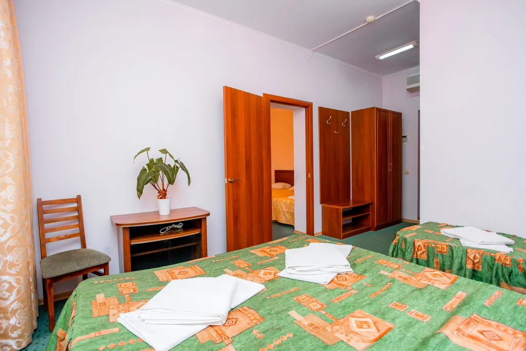 Номер на первой линии у моря из двух комнат с балконами