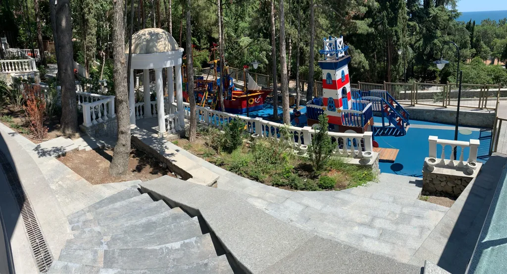 Квартира с отдельным залом и отдельной спальней с террасой на парк