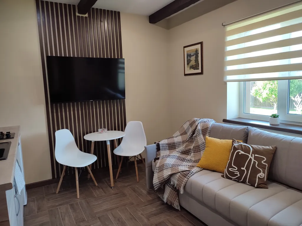 Дом недалеко от реки.