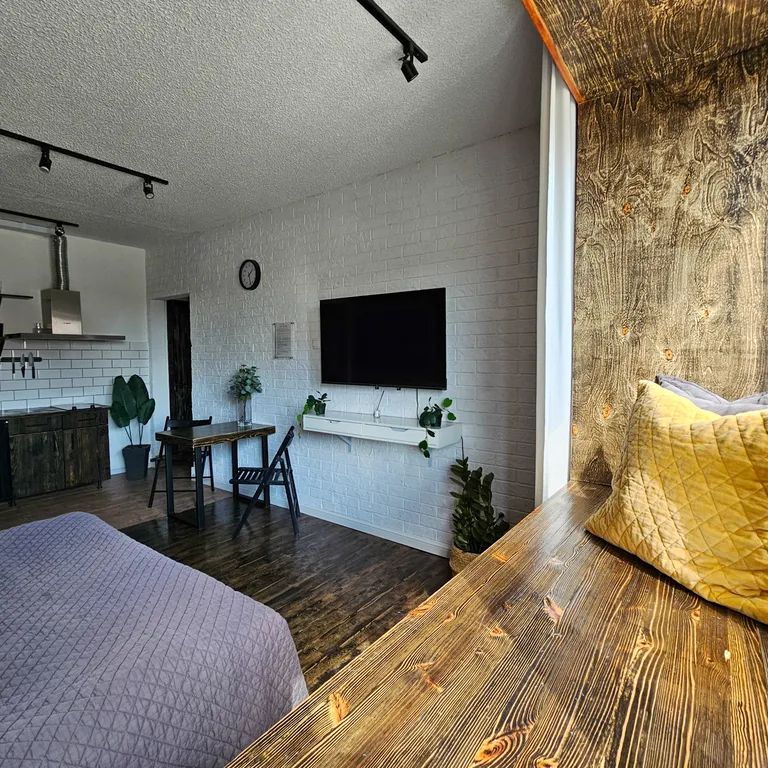 Студия с большой кроватью и ванной, кофемашиной и оплаченным кинотеатр