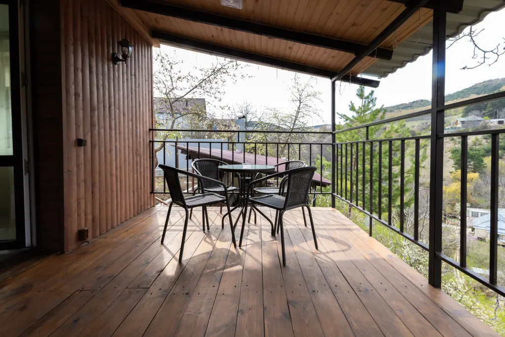 Уютный дом с видом на ущелье