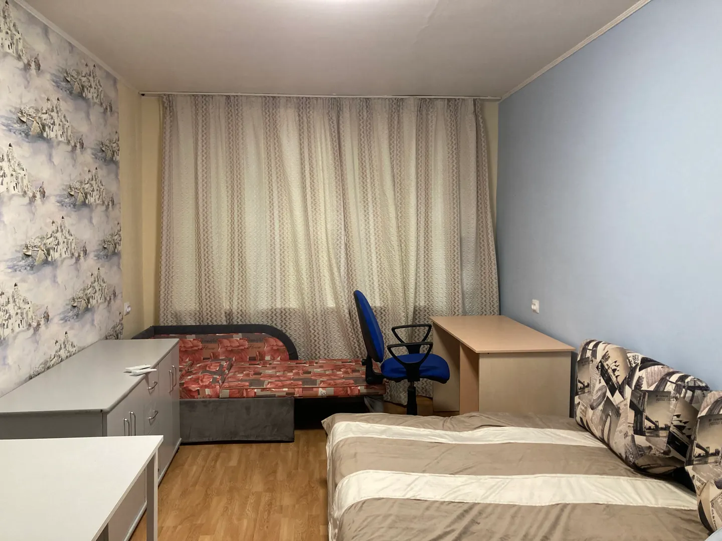 Вид гостиной с раскрытыми спальными местами