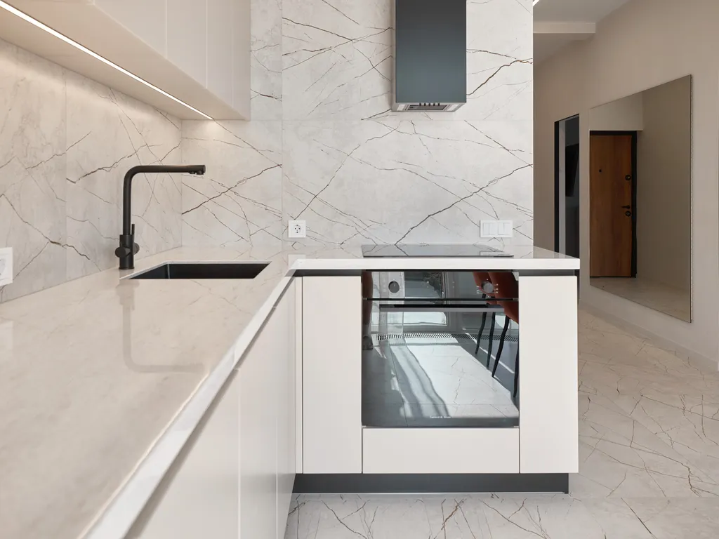 Современная, новая квартира с видом на горы