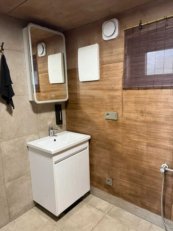 Дом-типи на берегу озера Валдайское