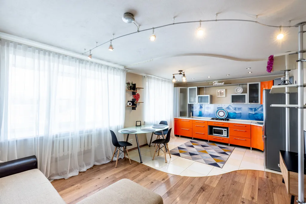 Евродвушка вблизи набережной