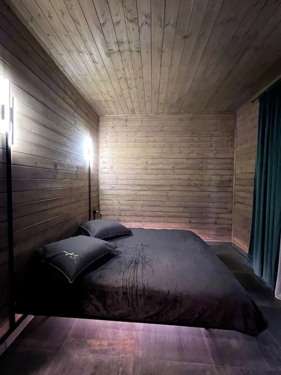 Дом в стиле барнхаус с японской купелью фурако на террасе