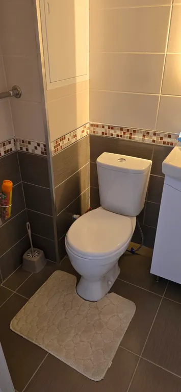 Новый дом, одна кухня изолированана от комнаты не студия всё отдельно,