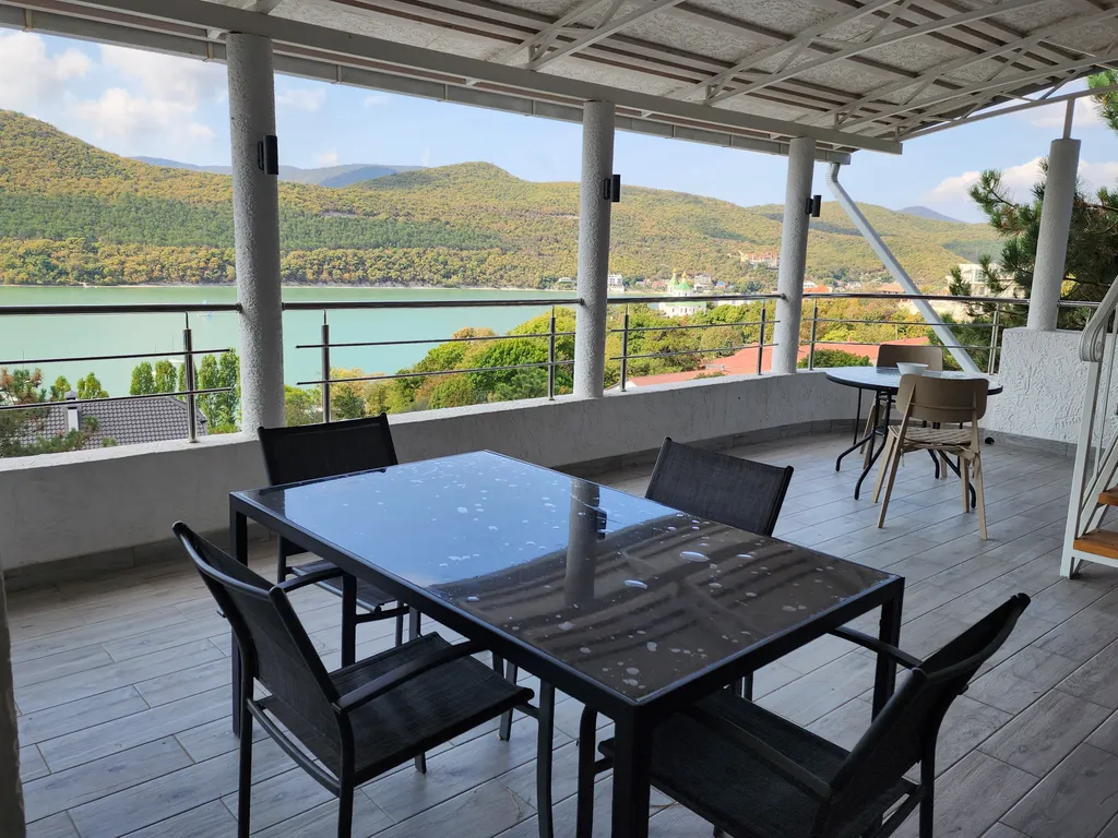 Номер-комфорт с большой террасой с видом на озеро Абрау