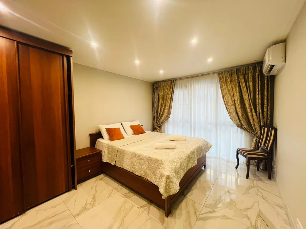 Двухуровневая квартира с бассейном на территории