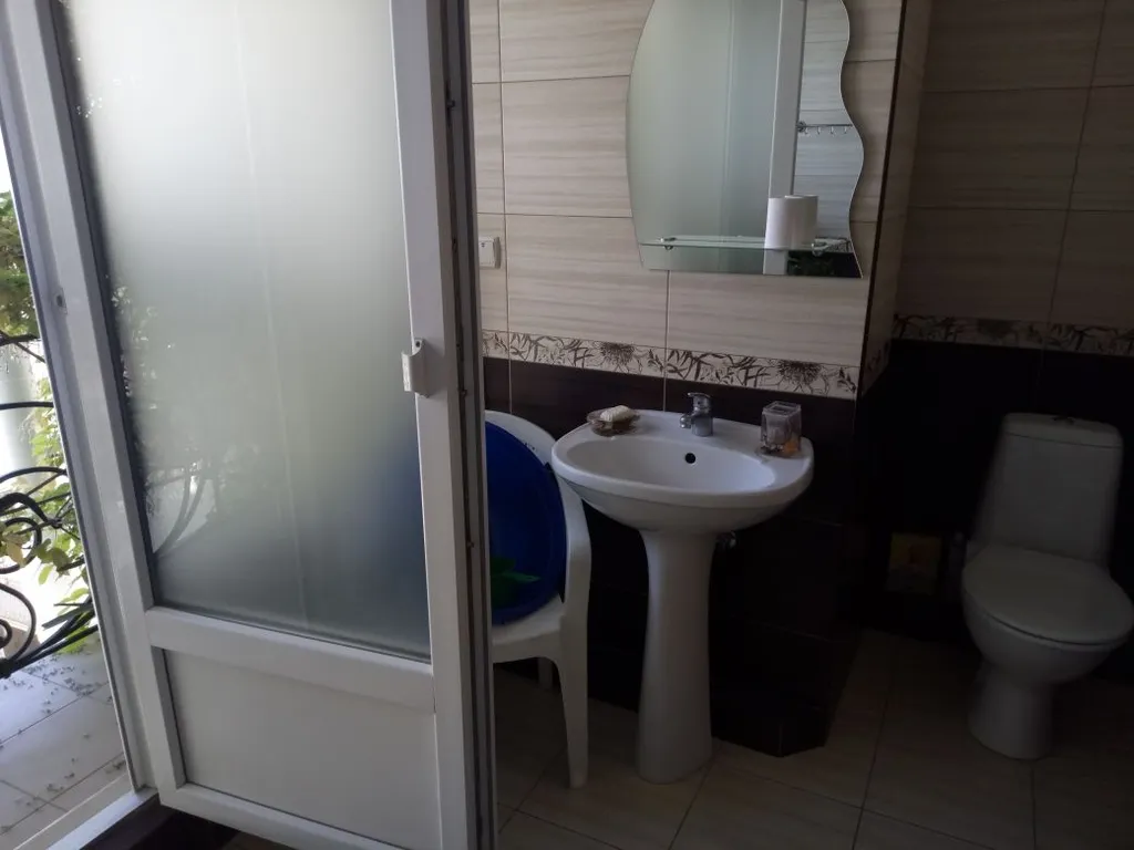 Просторная квартира в верандой и видом на море