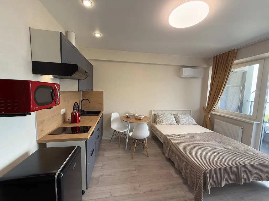 Ретро студия с панорамными окнами с видом на море, бассейн