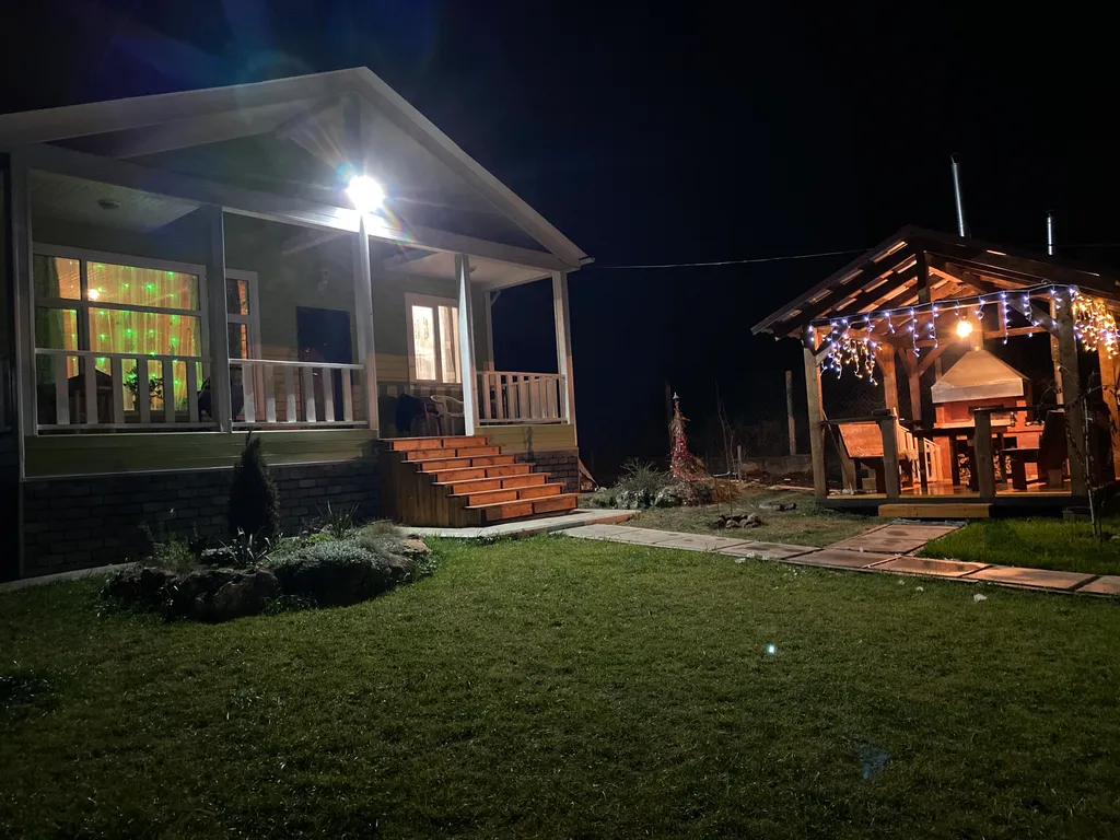 Отдельно стоящий дом с баней и барбекю