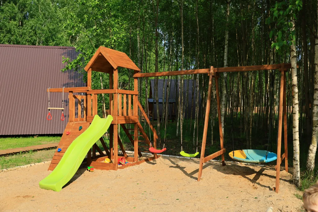 Уютные дома из дерева на берегу Волги