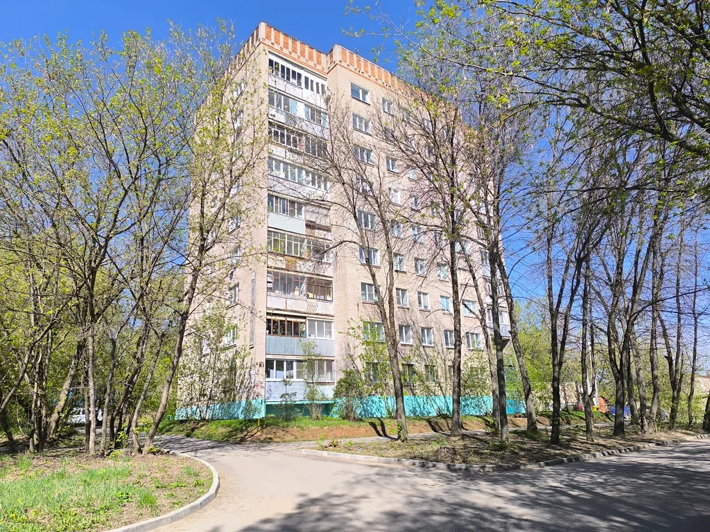 Светлая квартира с просторной кухней недалеко от центра