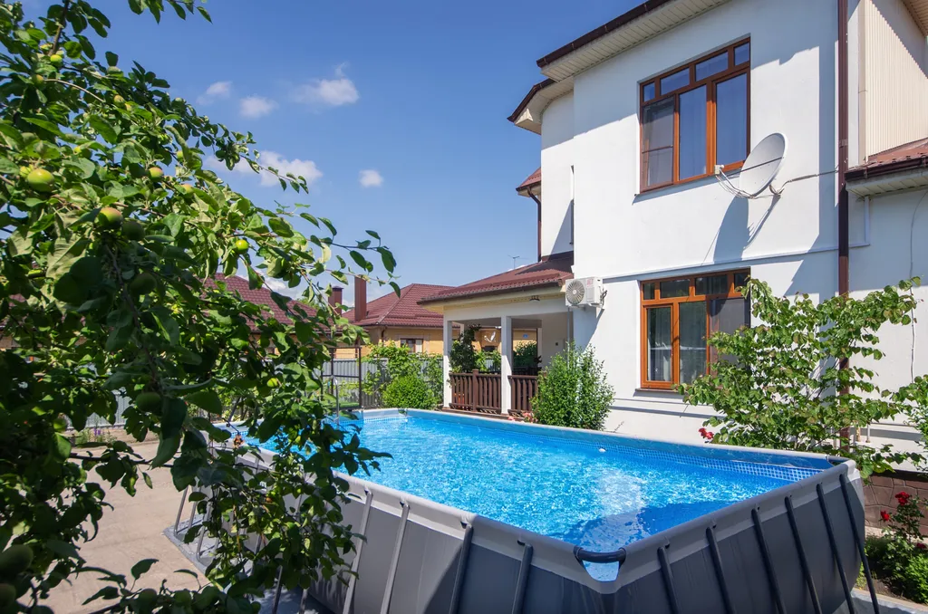 Дом с бассейном