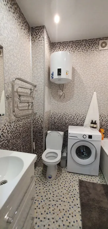 Уютная студия с отдельной спальной зоной, рядом с Иртышом