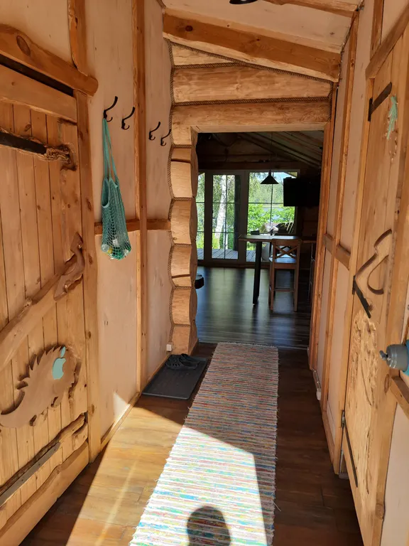 Домик с видом на озеро