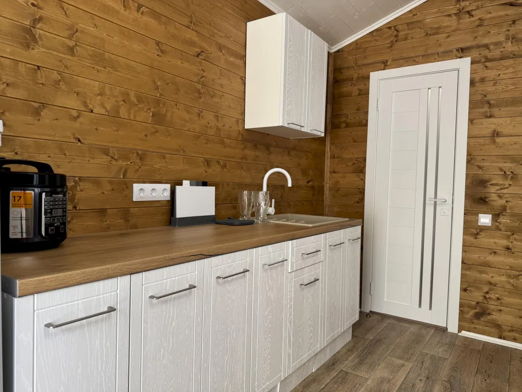 Коттедж Коттедж Деревянный Барнхаус с террасой и парковкой - 7 минут до моря — Геленджик