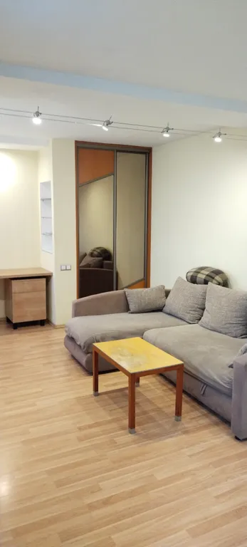 Просторная квартира с большим балконом, в центре города