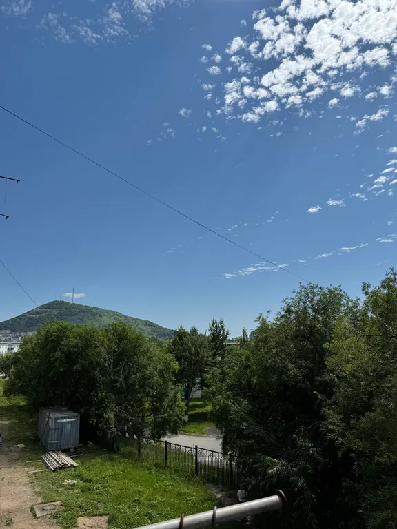 Серый лофт на силуэте