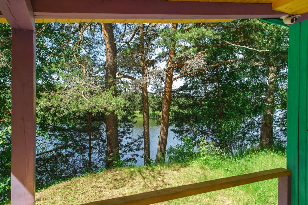 Уютный деревянный дом на берегу реки