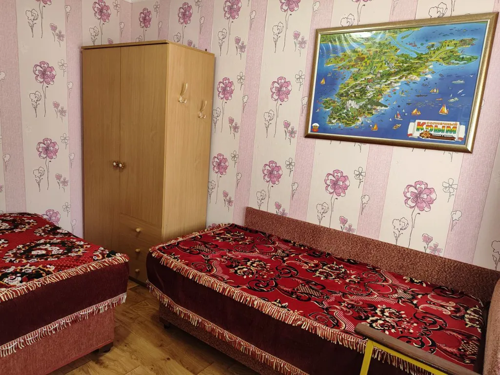 Уютный дом с зелёным двориком и зоной барбекю