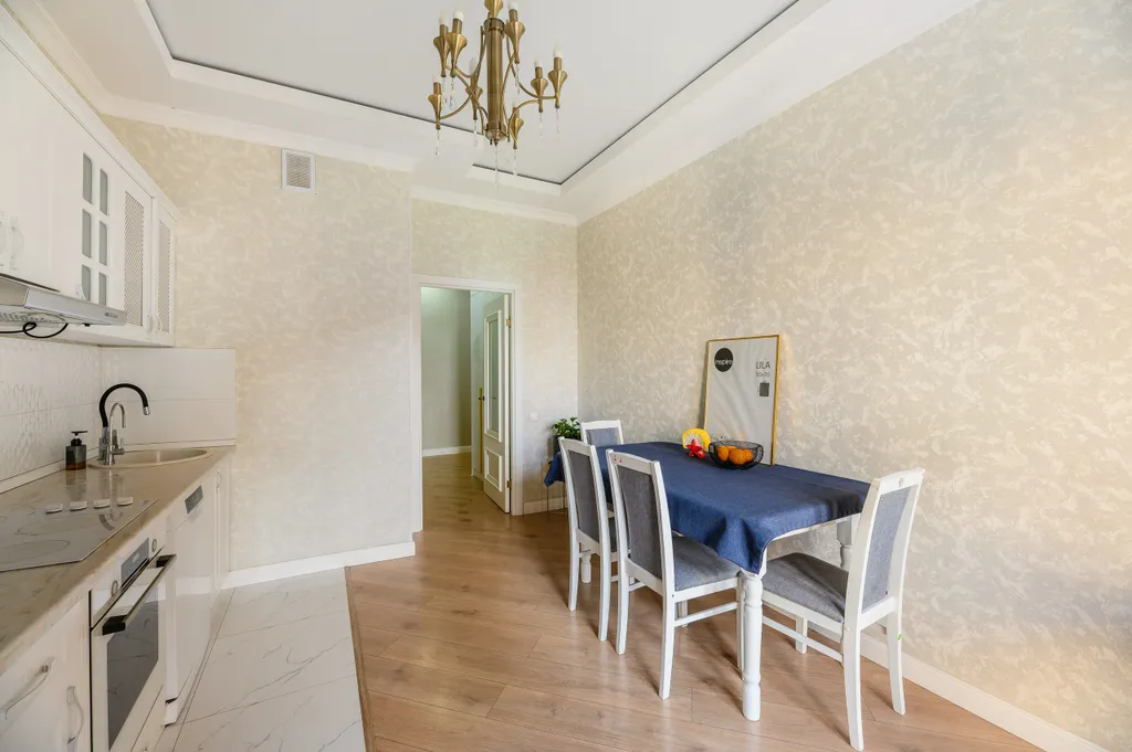 Трехкомнатная квартира с видом на горы в центре города